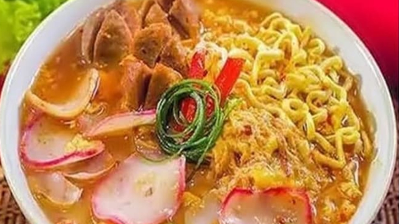 Seblak resep kecap goreng kwetiau selalu spanduk kuah didatangi ramai ojek bandung khas woke warung nagih sedap pedas vina